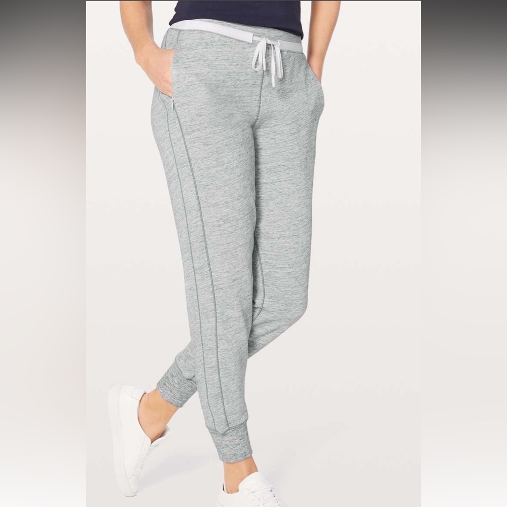 SOLD Lululemon joggers Cool & Collected Jogger
*28"
Heathered Space Dyed Nimbus